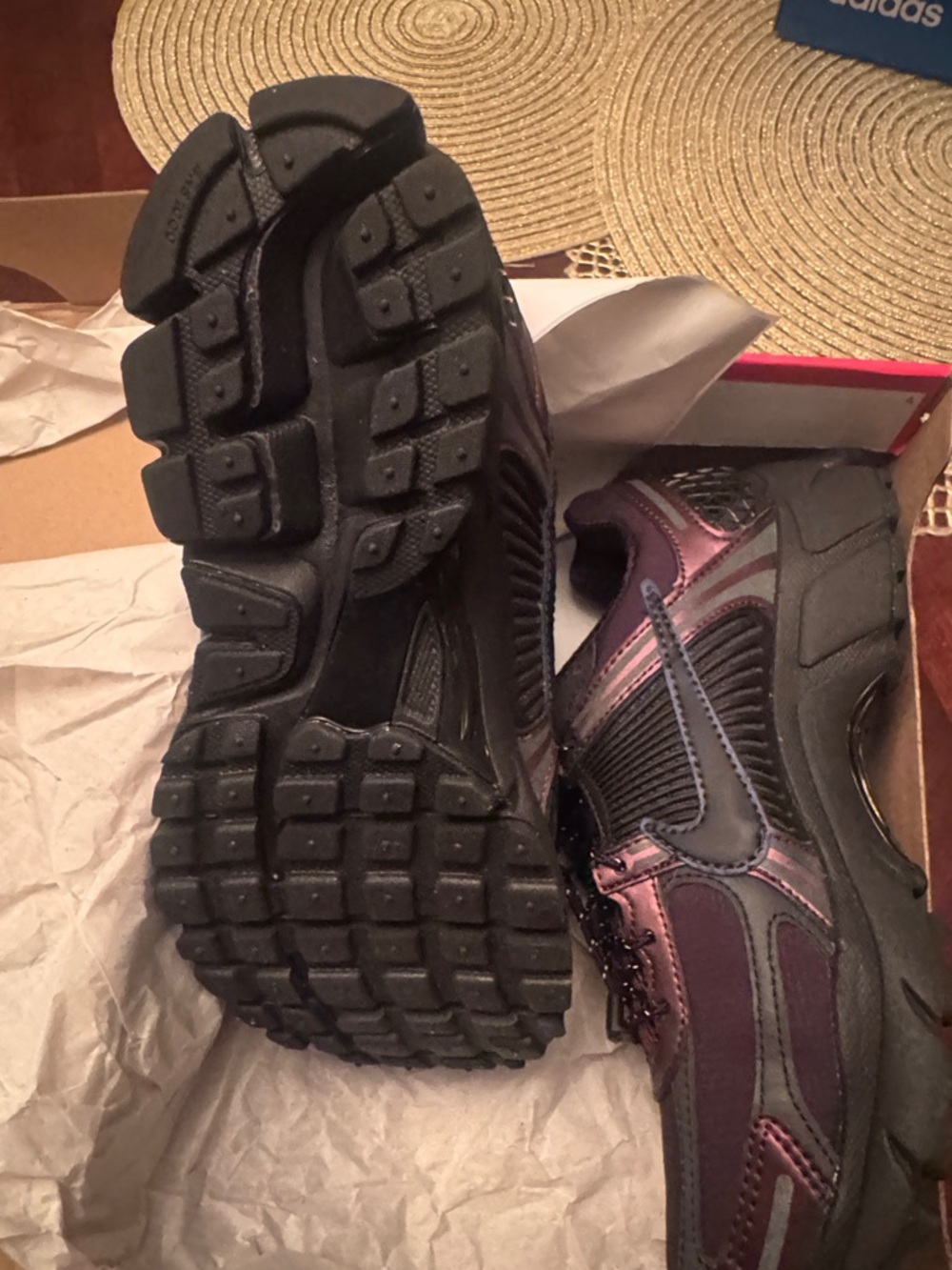 New Nike Zoom Vomero 5 Women's Black and Plum Athletic Sneakers - Picture 4 of 7
